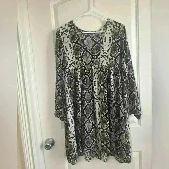 Zara Premium Snakeskin Print V-neck Dress. Front Button Top, Pockets Size Large. - Picture 6 of 7